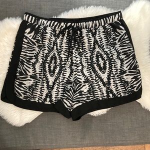 Vince Camuto Black and White Patterned Women Shorts